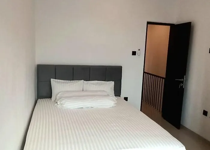 Two Bedrooms Entire House, New * ジンバラン